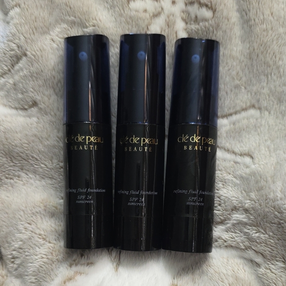 cle de peau Other - Clé de Peau Beauté Refining Fluid Foundation SPF 24